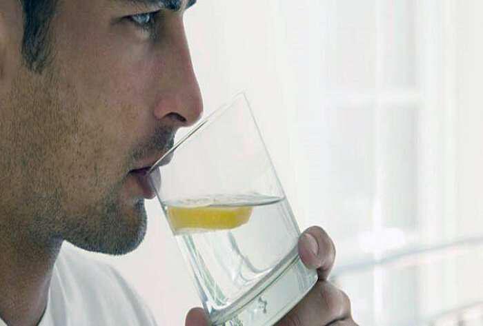 Γιατί πρέπει να πίνουμε κάθε πρωί νερό με άδειο στομάχι