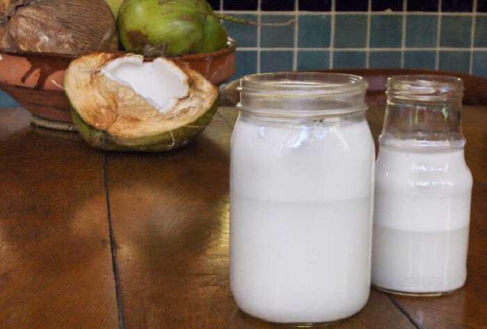 Εύκολη συνταγή για σπιτικό γάλα και κρέμα γάλακτος από καρύδα