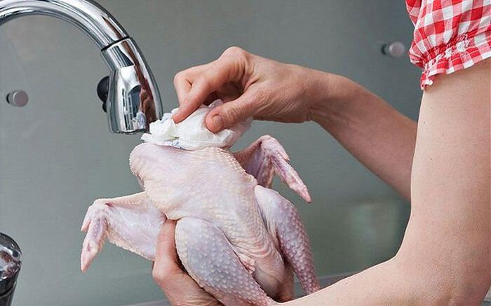 Πλένετε το κοτόπουλο πριν το μαγειρέψετε; Σταματήστε ΤΩΡΑ