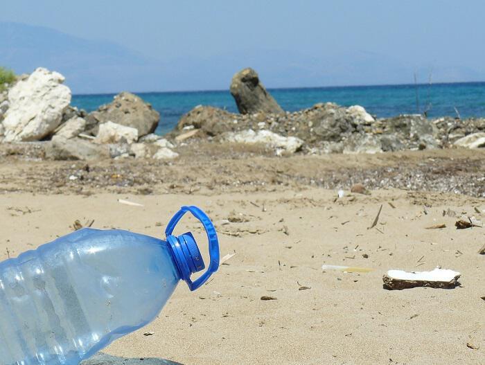 Το 90% των μπουκαλιών εμφιαλωμένου νερού περιέχει μικροσκοπικά κομμάτια πλαστικού