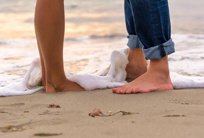 Περπατάμε ξυπόλυτοι στην άμμο: Ευεργετική διαδικασία για μυαλό και σώμα