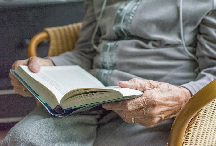 Μαθήματα ζωής από 83χρονη: «Διαβάζω περισσότερο και ξεσκονίζω λιγότερο»