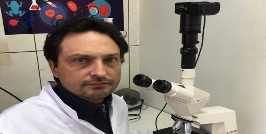 Ο Έλληνας ερευνητής Δ.Ποντίκας, Το αξιόπιστο μοριακό τεστ του, τα εμβόλια και τα λάθη