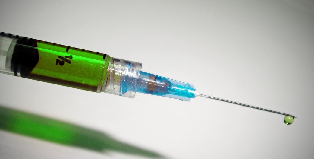 Γερμανός ιολόγος: Ένα «παγκόσμιο πείραμα» η εκστρατεία εμβολιασμού
