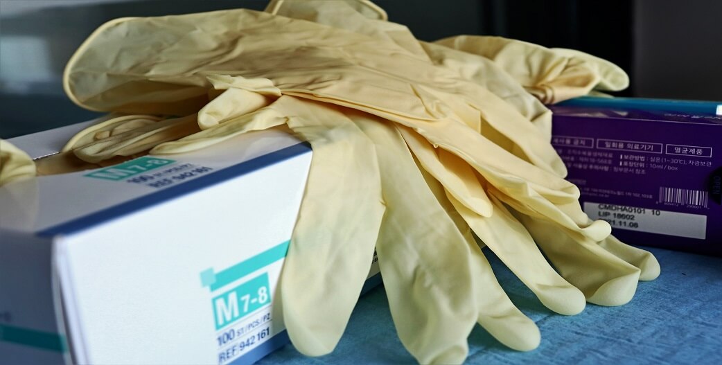 Έρευνα CNNi: Κυκλοφορούν δεκάδες εκατομμύρια βρώμικα, ξανά χρησιμοποιημένα ιατρικά γάντια